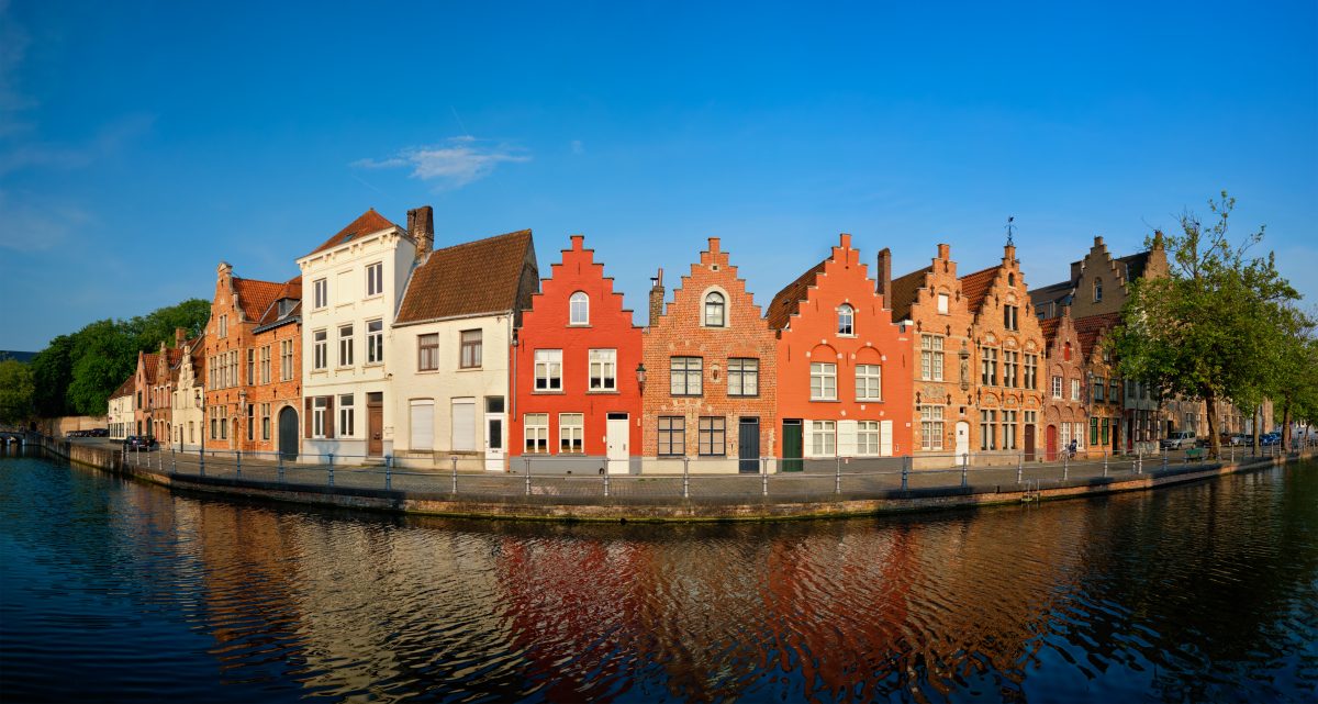 canal-and-old-houses-bruges-brugge-belgium-LSMUXKR-1200x641.jpg