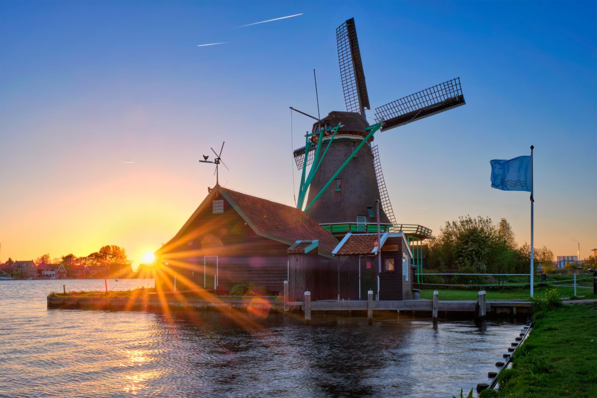 windmills-at-zaanse-schans-in-holland-on-sunset-7TU253P-1200x800.jpg